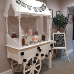 sweet cart with black and white decor